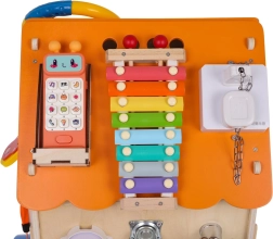 Multifunktionelt interaktivt træhus