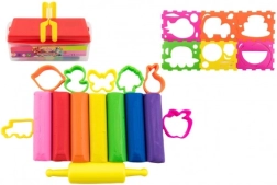 Set van kleurrijke boetseerklei met uitsteekvormpjes en roller in een plastic doos