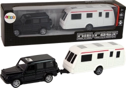 Modello SUV con rimorchio da campeggio