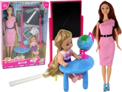 Nauczycielka z uczniem, zestaw szkolny z tablicą i globusem