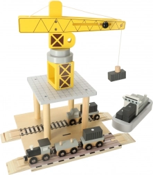 Drevený žeriav na prístavisku s loďou a autami