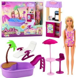 Puppe ANLILY am Strand mit Pool und Getränkestand