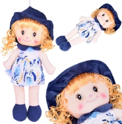 Měkká textilní panenka v klobouku