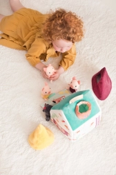 Tekstylny domek Lilliputiens z bajką o wilku i trzech świnkach