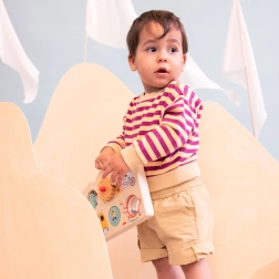 Drveni panel s aktivnostima avantura u pokretu