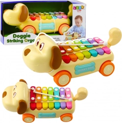 Cagnolino con piatti tintinnanti