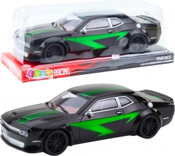 Športni avto s pogonom, črn z zelenimi linijami