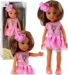 Lutka u ružičastoj haljini s dugom smeđom kosom i cvjetnom ukosnicom