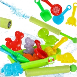 Lit d'enfant avec des jouets pour le sable et un pistolet à eau