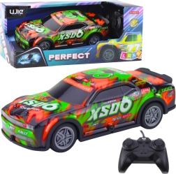 RC-raceauto met verlicht koetswerk oranje–groen