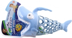 Cattura dei pesciolini in acqua – squalo e pesciolini