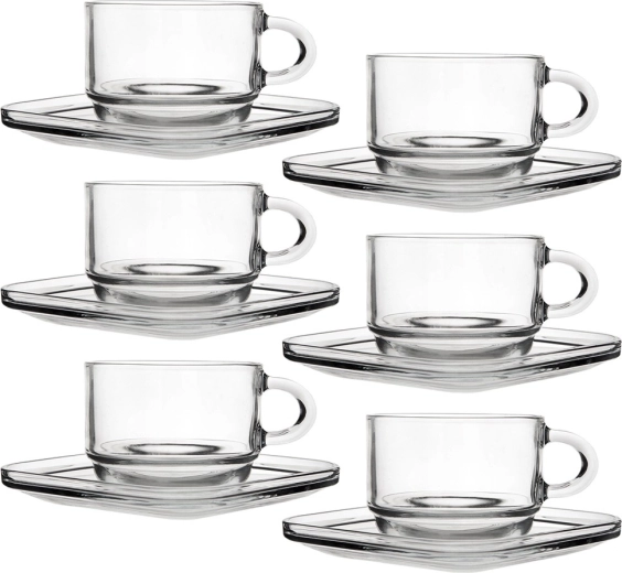 Verre transparent moderne qui met en valeur la boisson