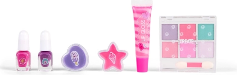 Glanzende lippen en speelse lokken