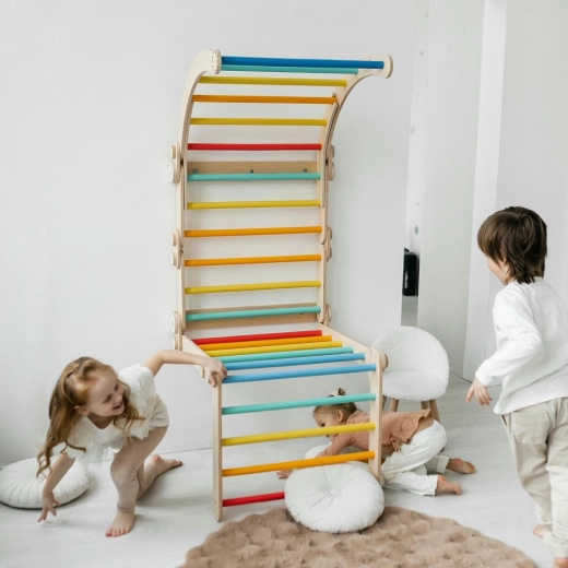 Versatile climbing set for everyday play