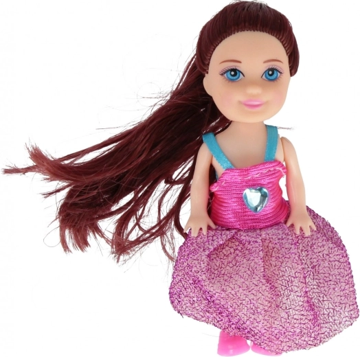 Abitini alla moda e capelli pettinabili