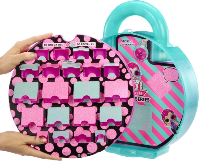 Mehr als 40 Überraschungen in einem Köfferchen