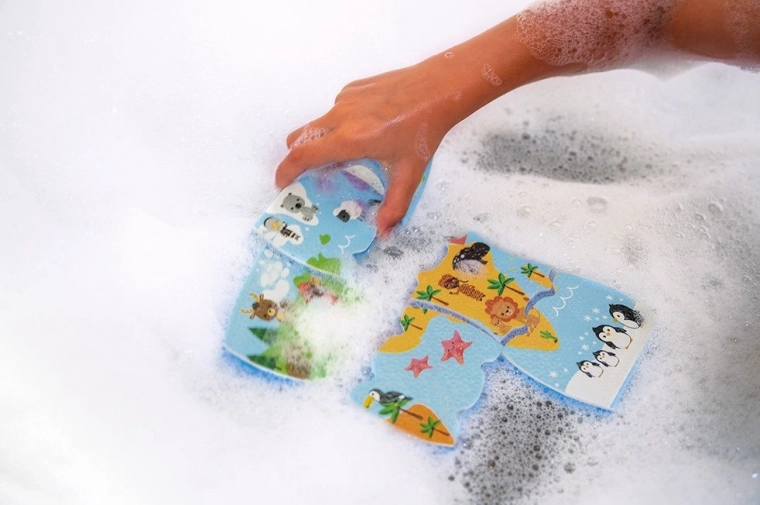 Plave na vodě a drží na kachličkách