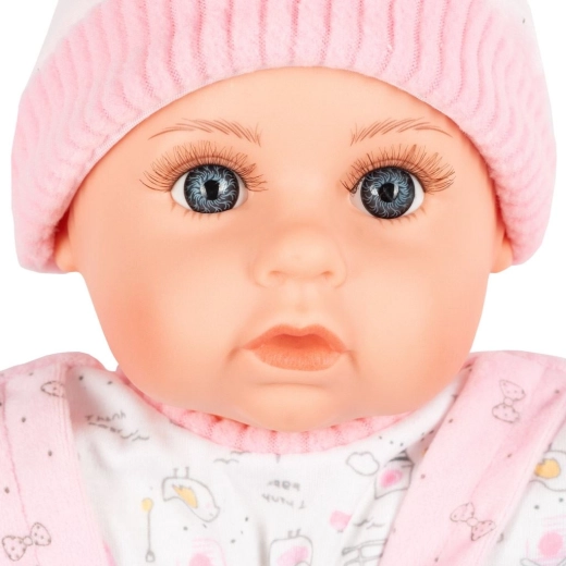 Speaks and sings in Czech