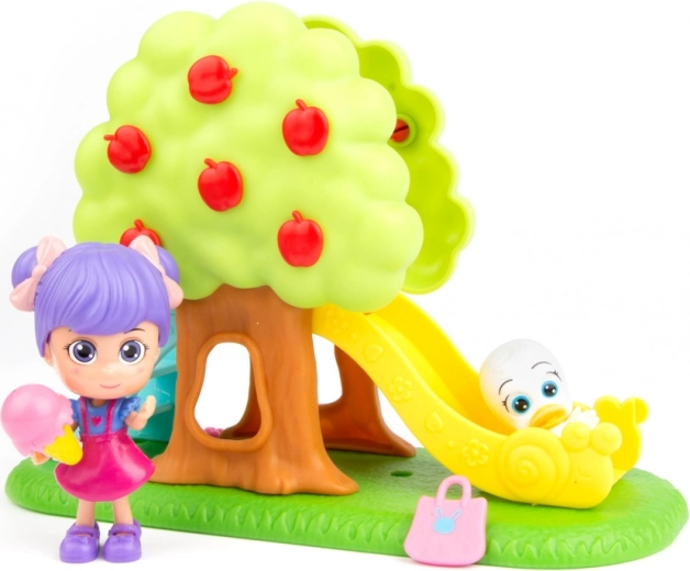 Zábavná skluzavka u jabloně