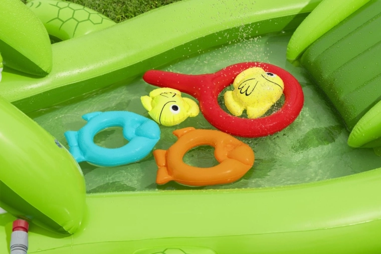 Jeux avec poissons et anneaux pour développer la coordination