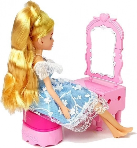 Blond panenka a toaletní stolek pro módní proměny