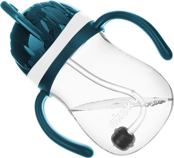 Pije iz vsakega kota zahvaljujoč obteženi slamici