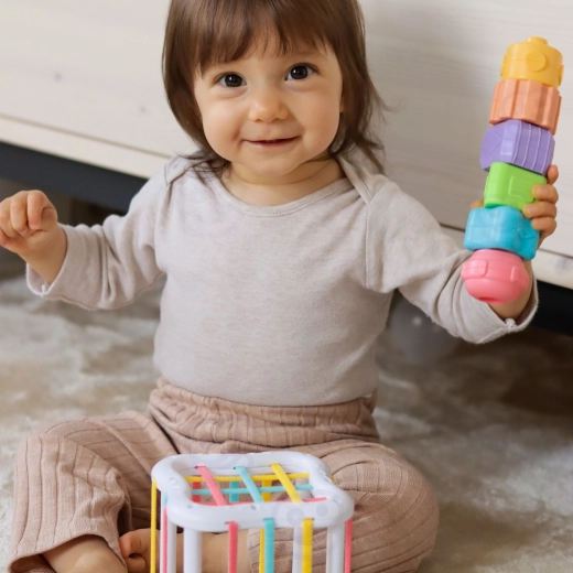 Cube sensoriel et blocs multicolores