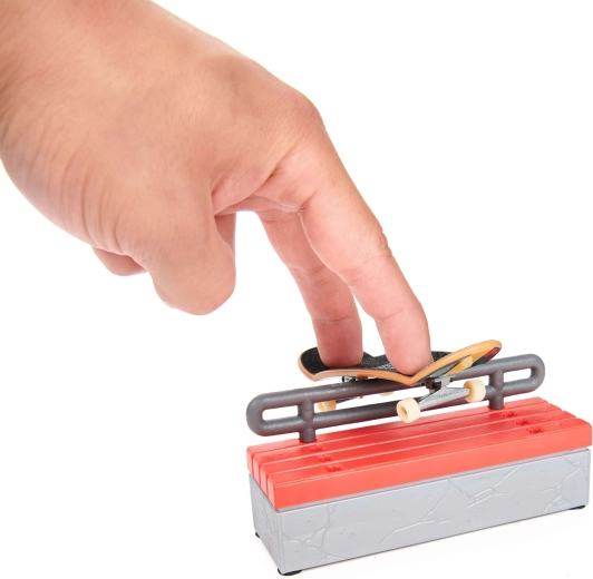 Panchina con grind rail per trick e combinazioni