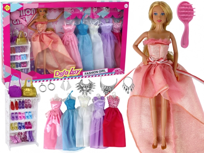 Baba hosszú szőke hajjal és kiegészítőkkel