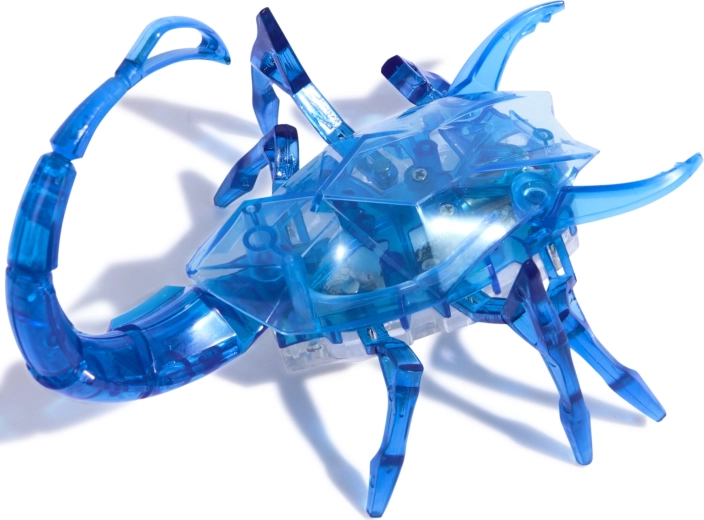 Prosojen dizajn in členjene noge