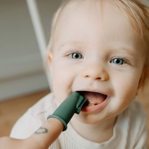 Delicato massaggio delle gengive e pulizia dei primi dentini