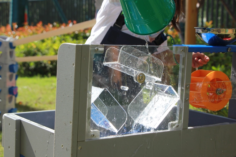 Interaktivní vodní kolo a průhledné kanálky