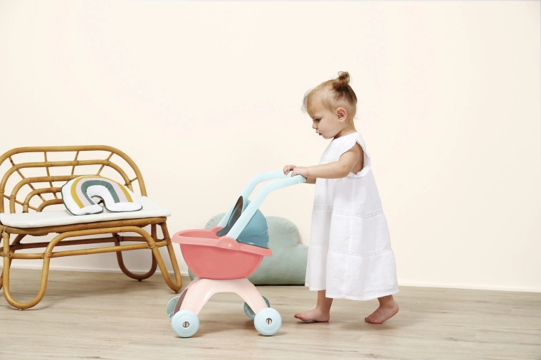 Lightweight and stable pram for the first steps in play