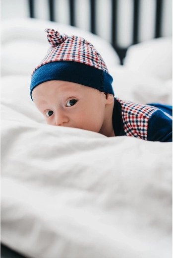 Stajliš karirast vzorec in igriv vozliček