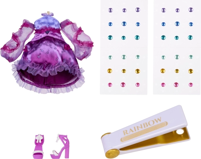 Outfit viola di tendenza e accessori