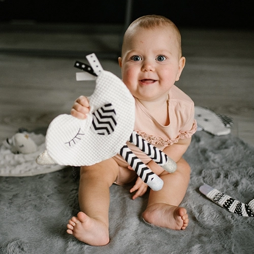 High-contrast patterns for visual development