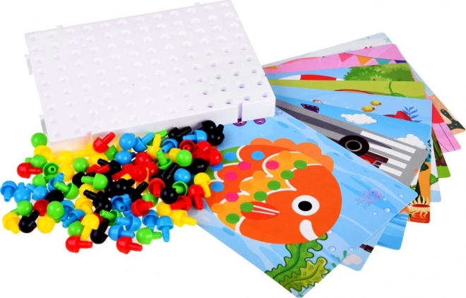 Mosaico educativo colorato con piolini per bambini