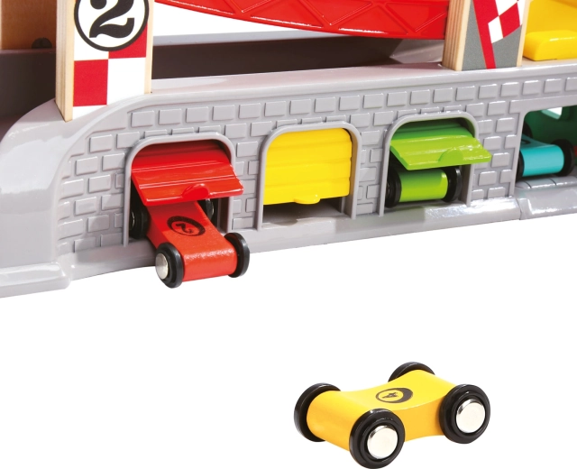 Garages and pit boxes for realistic play