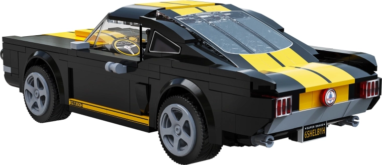 Otvoriva hauba i detalji V8 motora