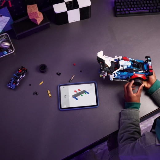 App-supported build and digital racing