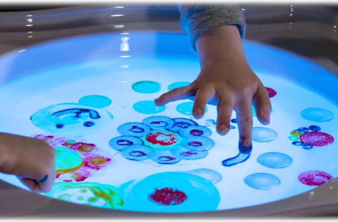 Brille sur la table lumineuse magique