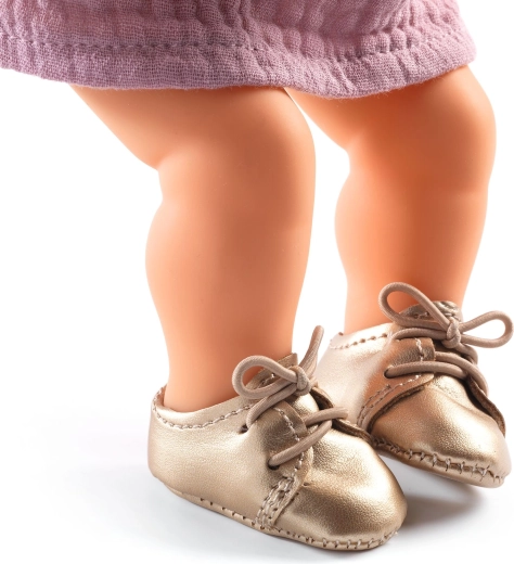 Realistic details and lacing