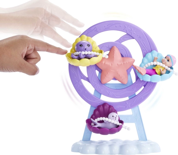 Točící se kolotoč s mušlovými sedačkami