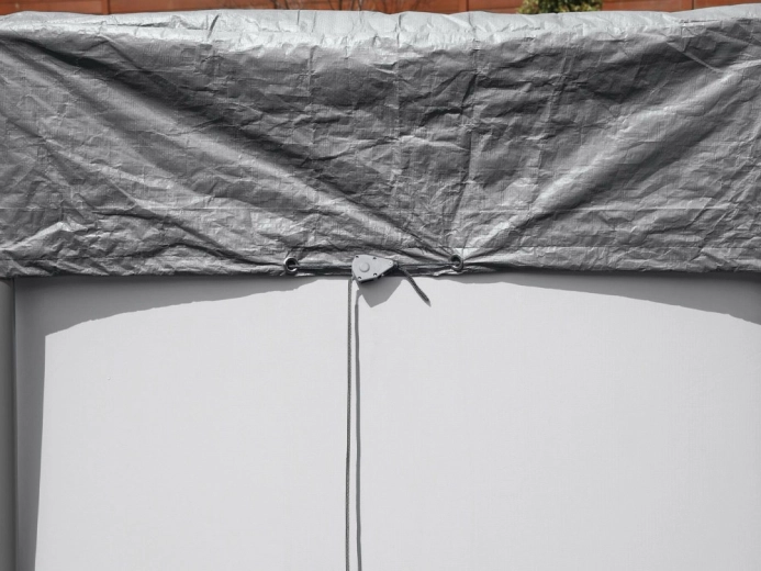 Windproof fastening with drawcord