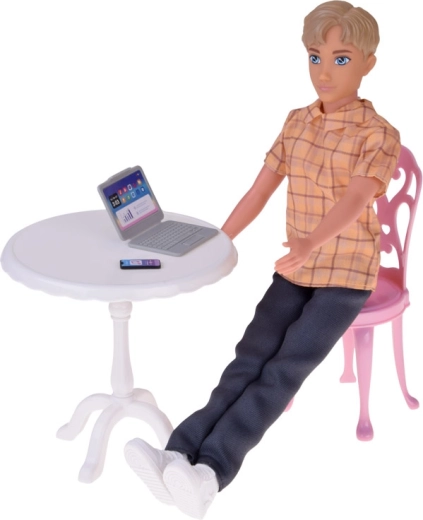 Arbeit und Freizeit: Notebooks, Telefon und Roller