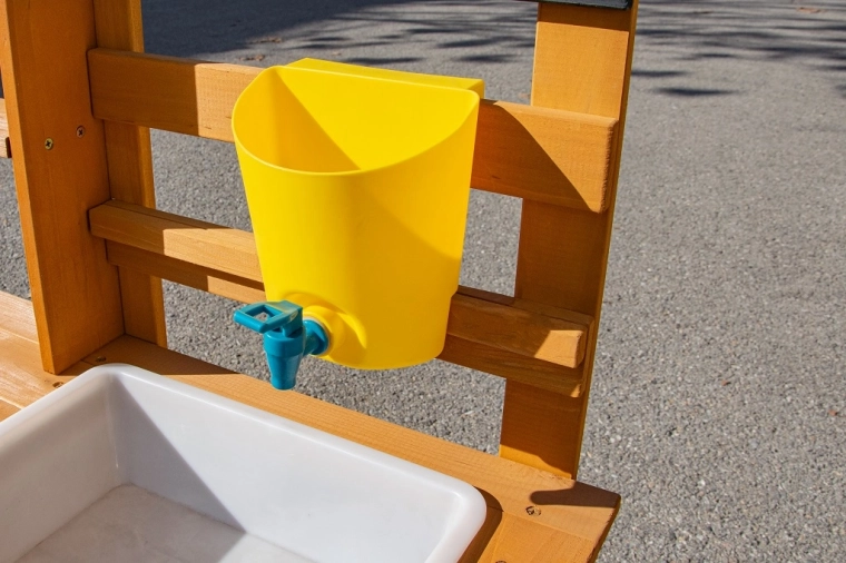 Prava vodena zabava sa spremnikom i slavinom