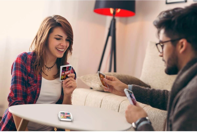 Kompaktna etui škatlica za na pot