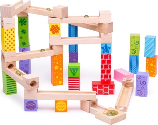 Houten knikkerbaan kleurrijk