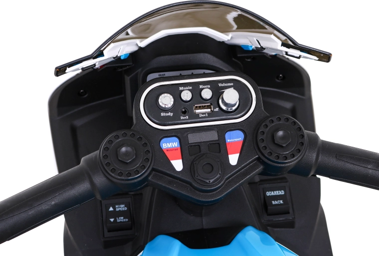 Hudba a efekty: MP3, USB, AUX a zvuky na řídítkách