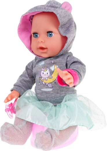 Pije vodu a čurá do nočníku